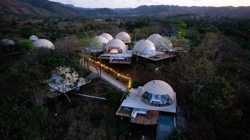 Domos instalados en un entorno natural vistos desde el aire
